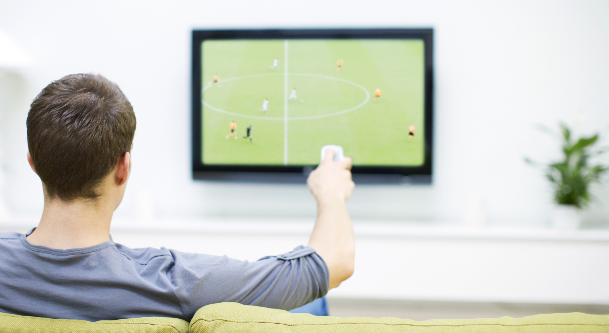 man watching football on television 2 - Ինչ ֆուտբոլ կարող եք դիտել հայկական հեռուստաալիքներով