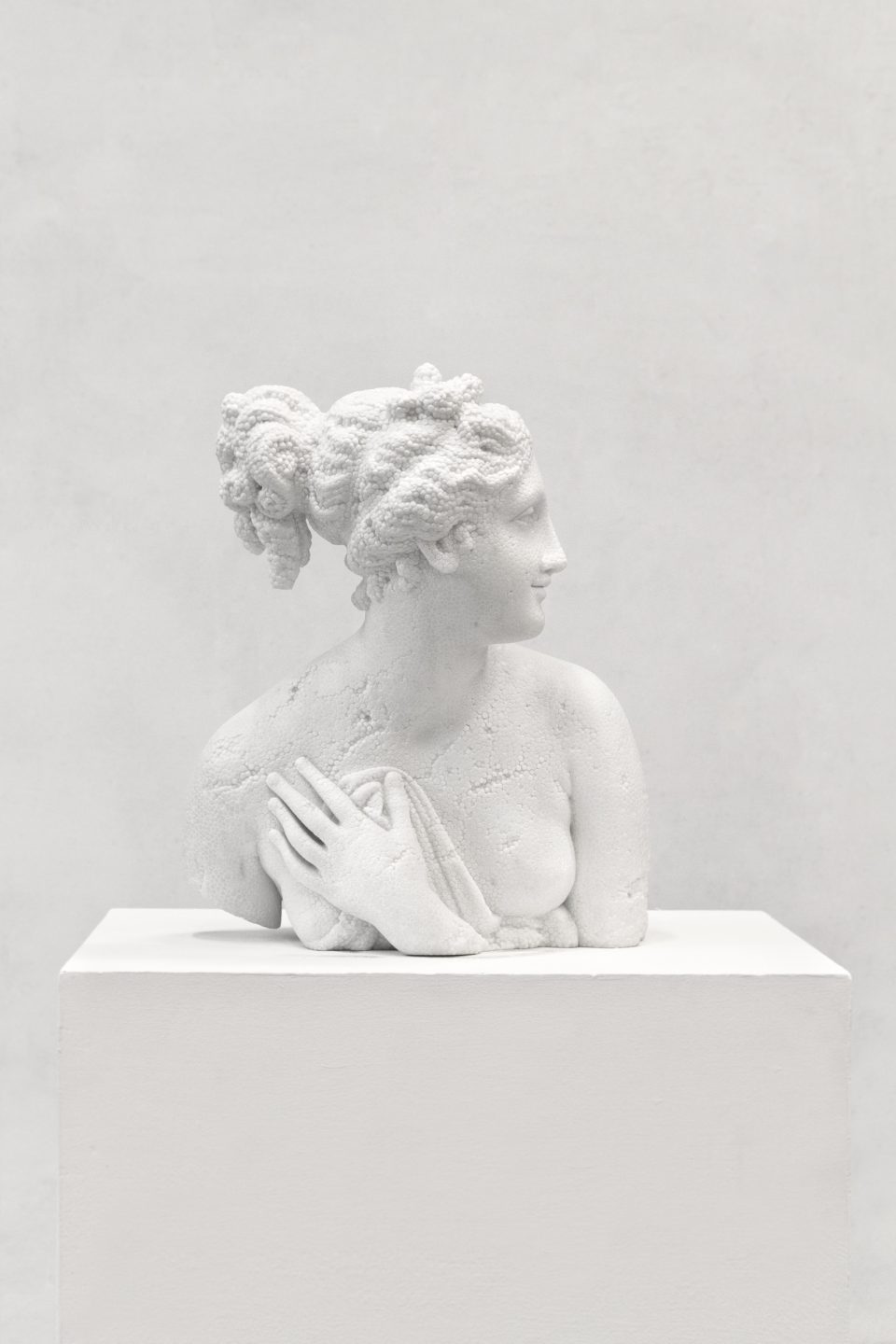 VENERE ITALICA 2016 marmo bianco cm 53 x 41 x 45 .8653 960x1440 - Ֆաբիո Վիալեի «Կենդանի» մարմարե քանդակները
