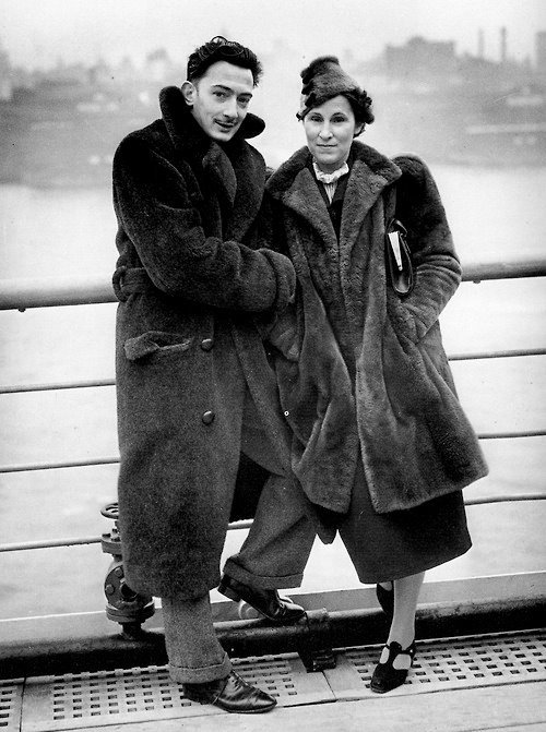 Salvador Dali and gala arrive in New York on board Normandy - Մեծերի արտասովոր պատմությունները