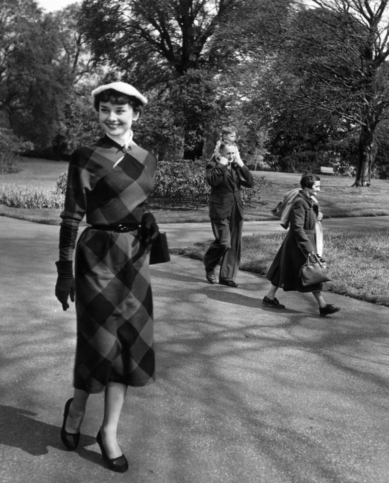 audrey hepburn in london 1950 10 - Երիտասարդ Օդրի Հեփբըրնի բացառիկ լուսանկարները
