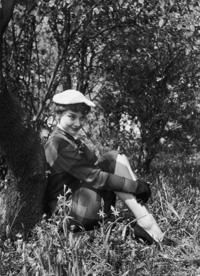 audrey hepburn in london 1950 7 - Երիտասարդ Օդրի Հեփբըրնի բացառիկ լուսանկարները