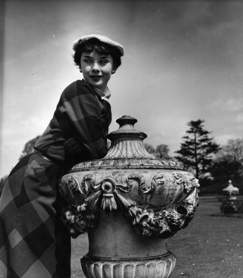 audrey hepburn in london 1950 8 - Երիտասարդ Օդրի Հեփբըրնի բացառիկ լուսանկարները