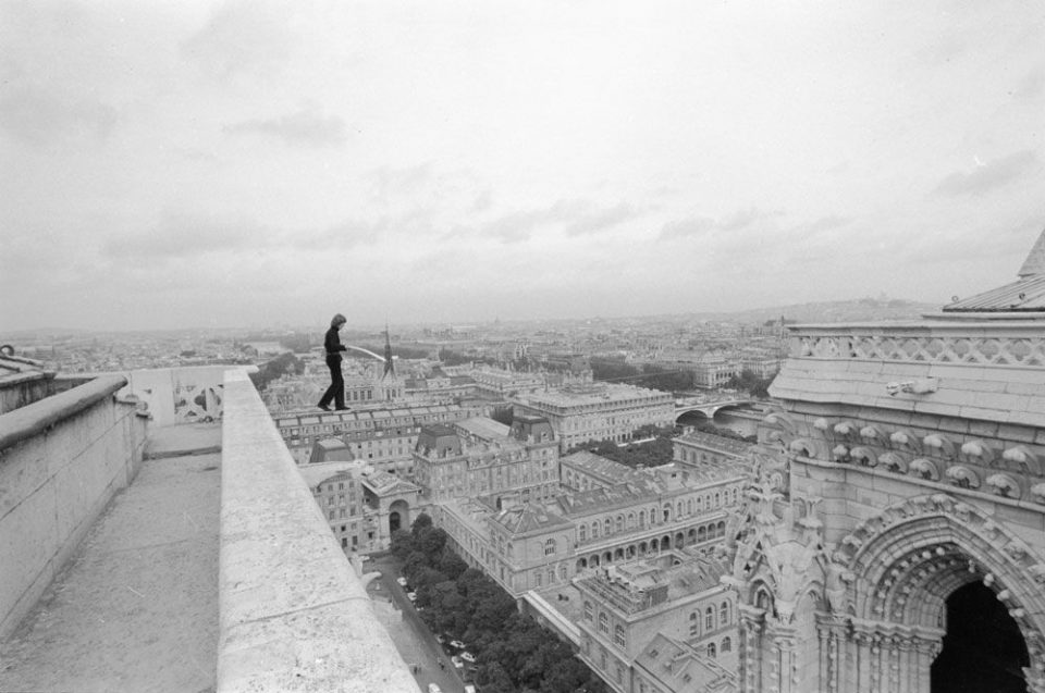 Philippe Petit 960x637 - Փարիզի Աստվածամոր տաճարը՝ հայտնի լուսանկարիչների օբյեկտիվում