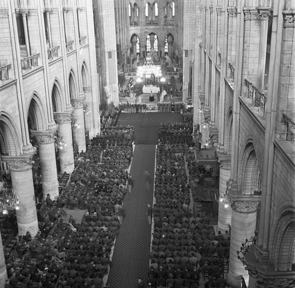 Soldiers also filled the cathedrals pews during the GI memorial service for U.S. President Roosevelt in 1945. 960x938 - Փարիզի Աստվածամոր տաճարը՝ հայտնի լուսանկարիչների օբյեկտիվում