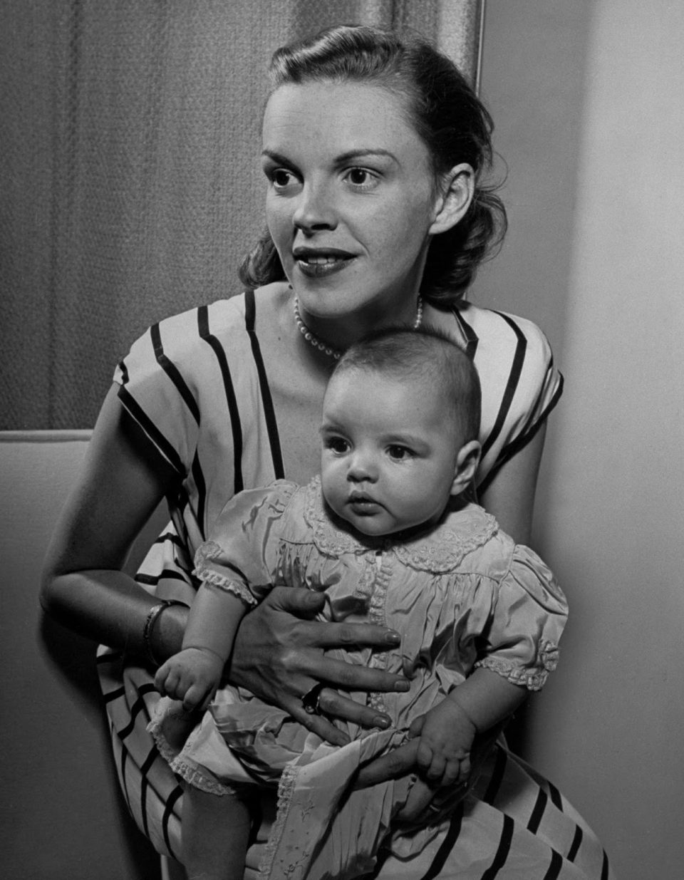 famous moms with kids 2 960x1235 - Հայտնի մայրիկներն իրենց երեխաների հետ (լուսանկարներ)