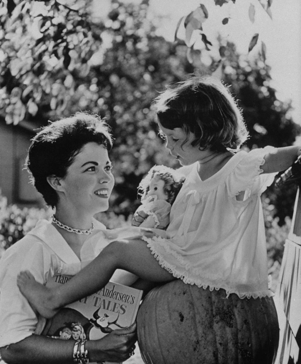 famous moms with kids 8 960x1161 - Հայտնի մայրիկներն իրենց երեխաների հետ (լուսանկարներ)