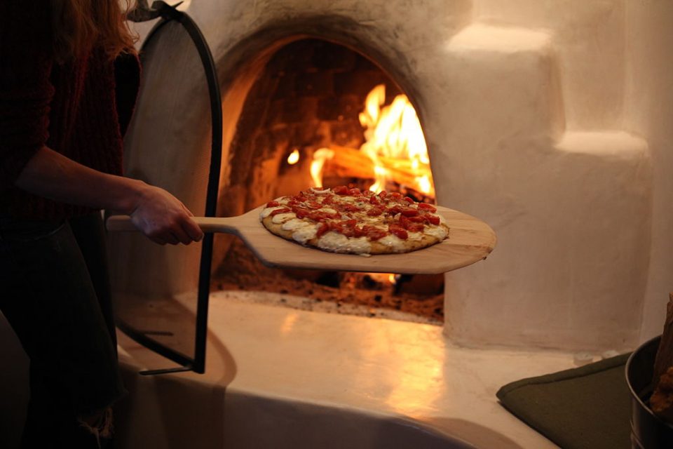 1024px Pizza baking in Wood fired oven 960x640 - Իտալական խոհանոց. պիցցա