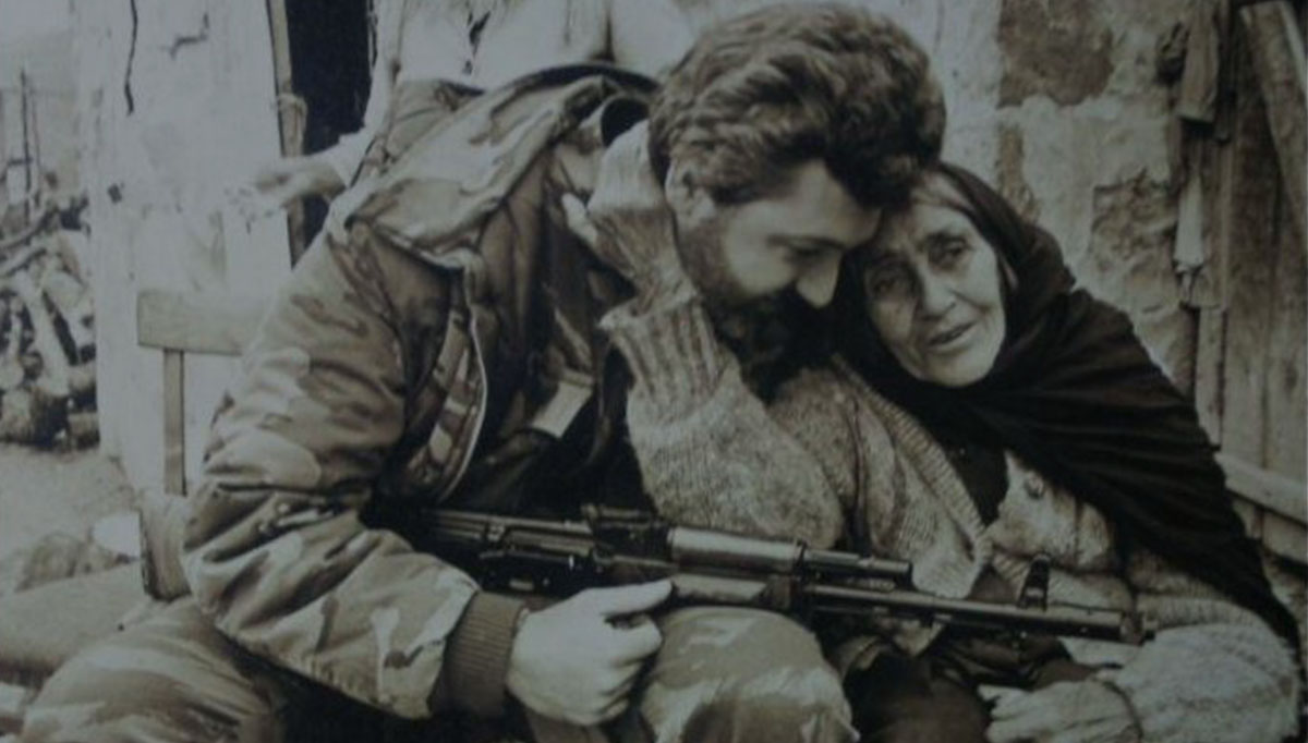 6578b38421c5d3ace294ae0c58a0cc12 4 - Հայ զինվորը ադրբեջանցի տատիկի գրկում... մի լուսանկարի պատմություն