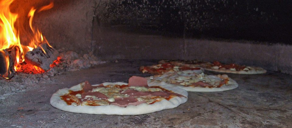 Pizza im Pizzaofen von Maurizio 960x420 - Իտալական խոհանոց. պիցցա