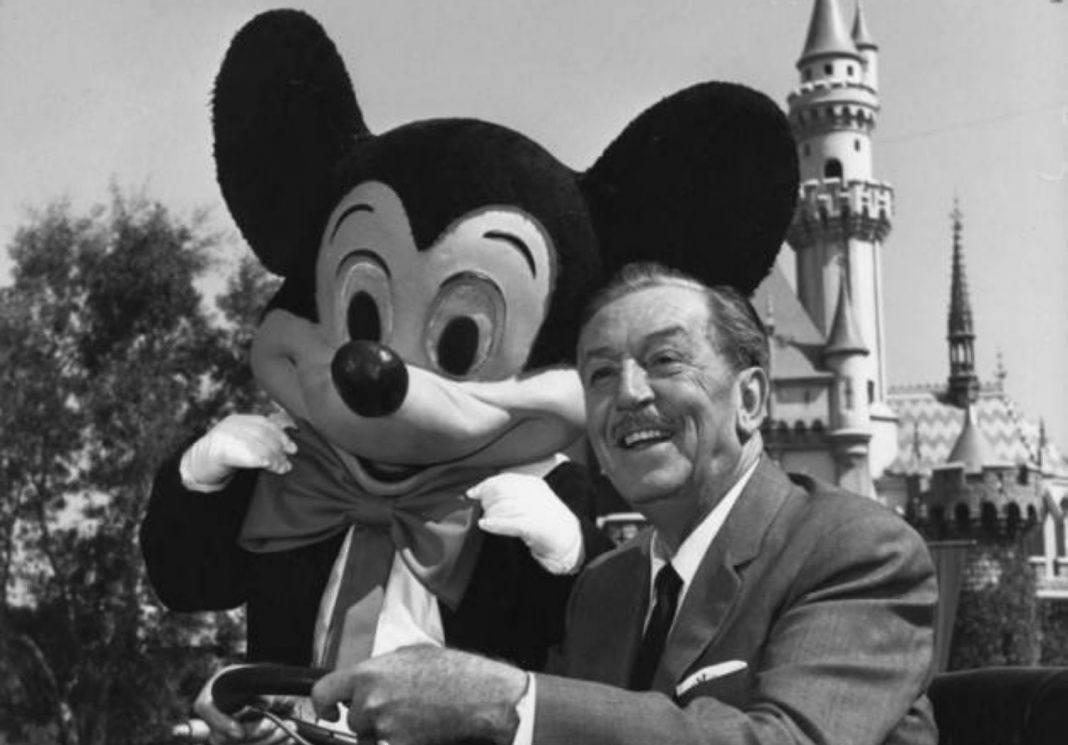 Walt Disney with Mickey Mouse 1068x745 1 - Կարևորագույն ռեժիսորների մասին. Ուոլթ Դիսնեյ