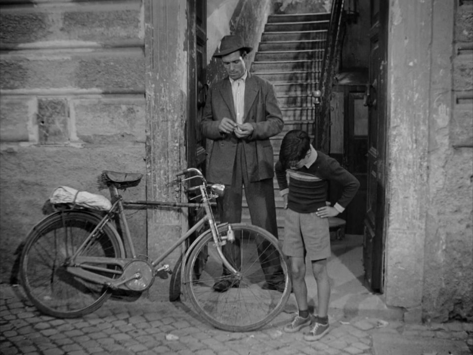 ladri 960x720 - Ինչ դիտել տանը վիքենդին. համաշխարհային կինոյի դասական նմուշ «Հեծանիվներ գողացողները»