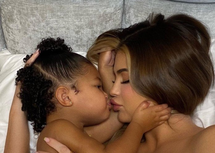 Kylie Jenner and Stormi Webster hugs - Քայլի Ջեները՝ դստեր հետ Vogue-ի շապիկին ․ Մորելի եղբայրների լուսանկարները