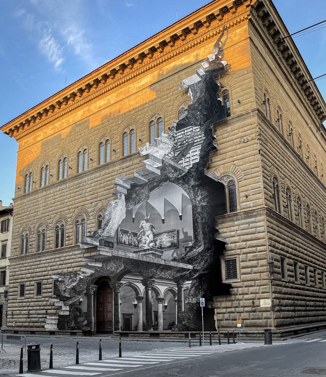 111 4 - Նկարիչը «քանդեց» Ֆլորենցիայի Palazzo Strozzi պատը