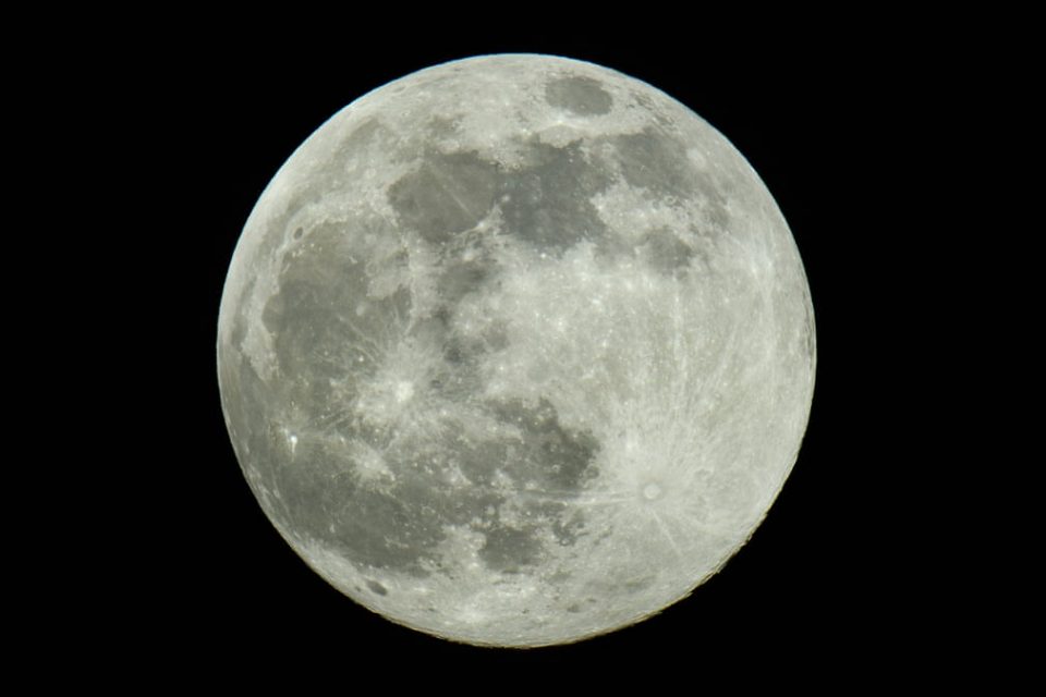 11 1 960x640 - Գիշեր և Լուսին. ֆանտաստիկ ֆոտոներ լիալուսնի ֆոնին