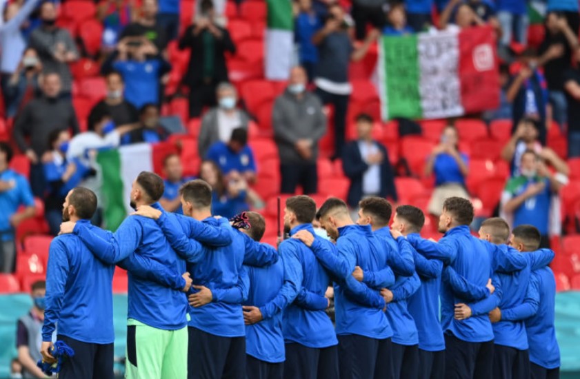 Անգլիայի երկրպագուները փորձել են դիվադադար անել Իտալիայի հավաքականի ֆուտբոլիստներին - Անգլիայի երկրպագուները փորձել են դիվադադար անել Իտալիայի հավաքականի ֆուտբոլիստներին