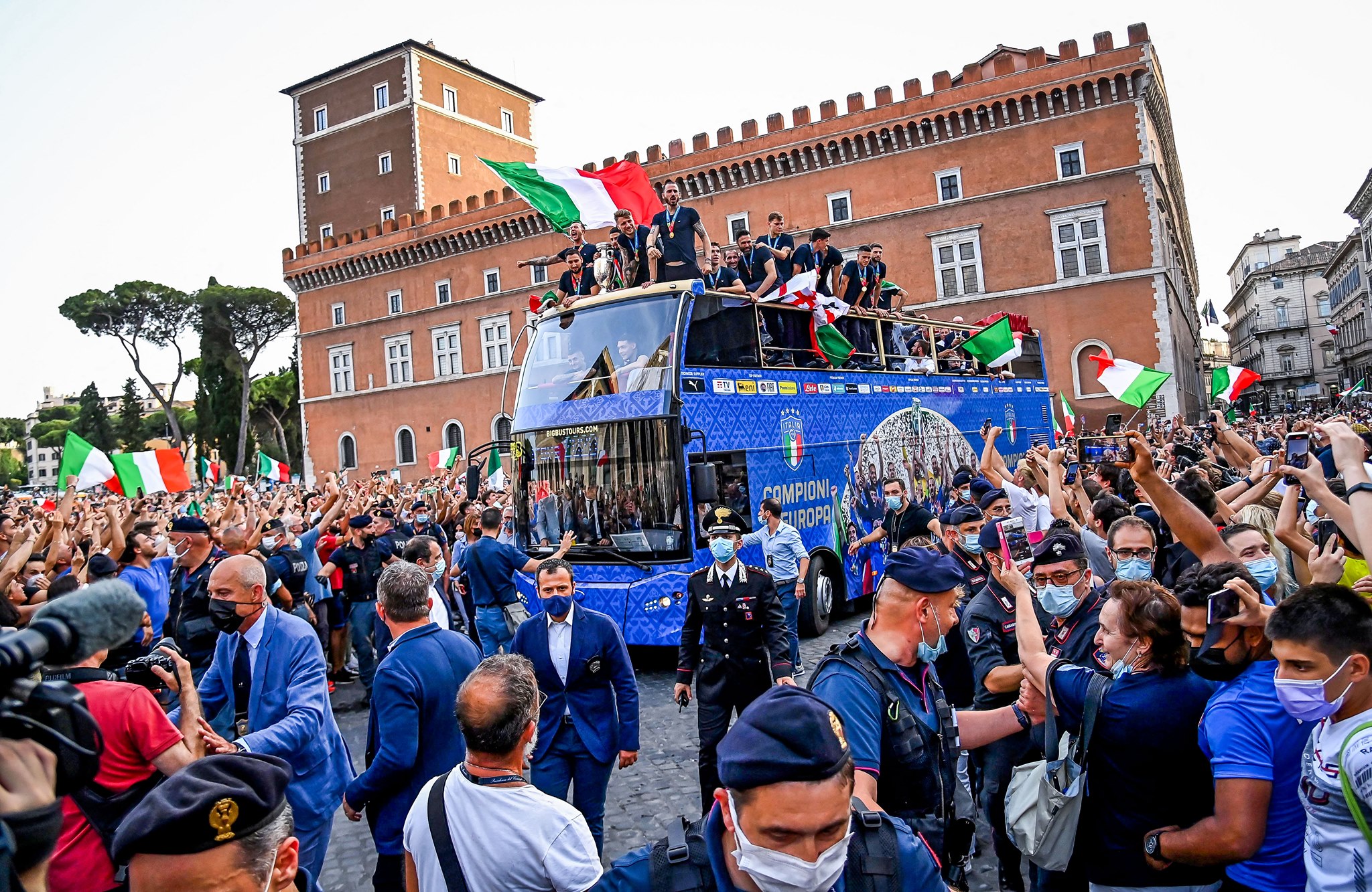 2 1 - Գավաթն արդեն Հռոմում է. Իտալիայի հավաքականը տոնում է չեմպիոնությունը (տեսանյութ, ֆոտոշարք)