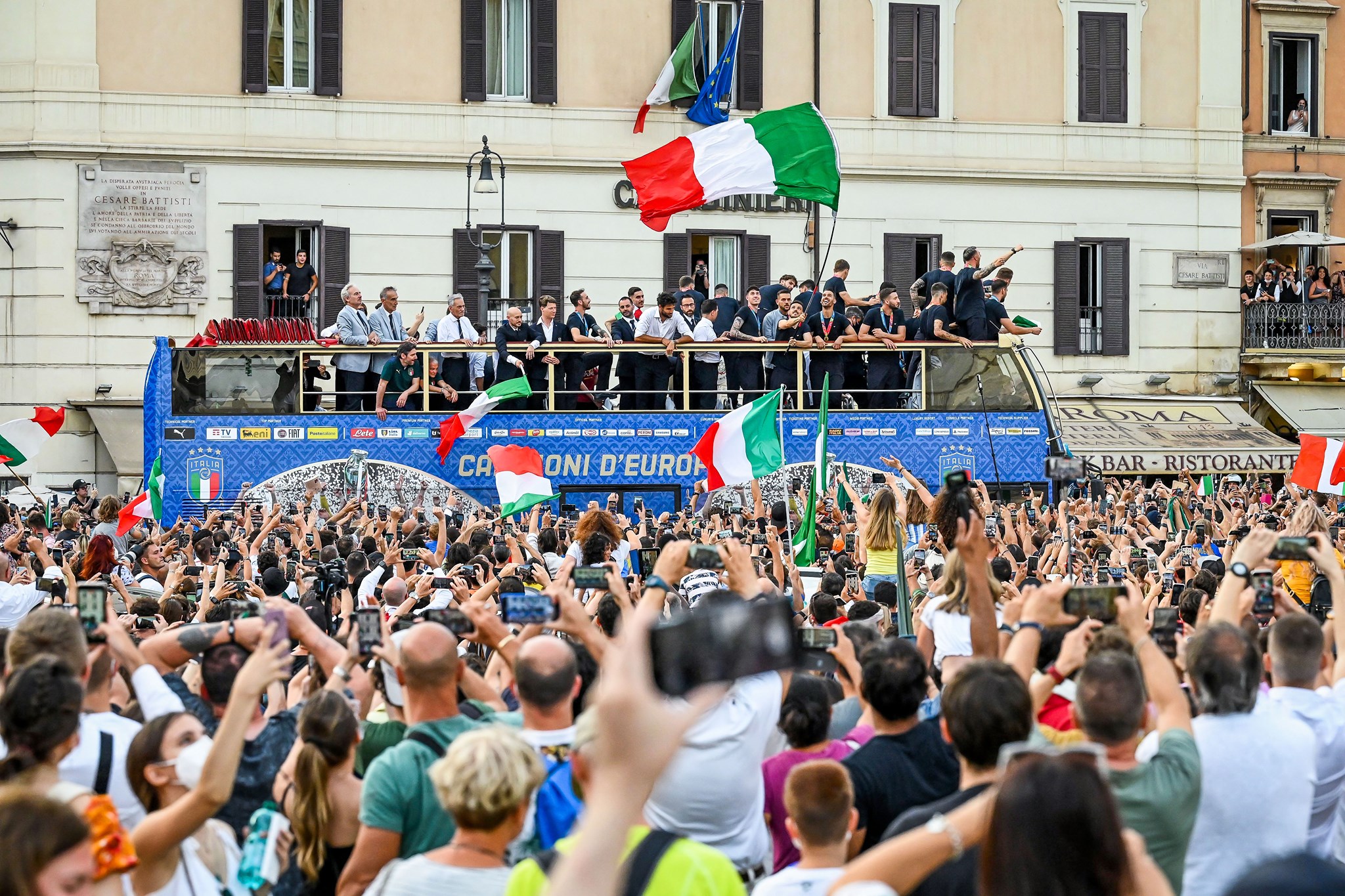 8 - Գավաթն արդեն Հռոմում է. Իտալիայի հավաքականը տոնում է չեմպիոնությունը (տեսանյութ, ֆոտոշարք)