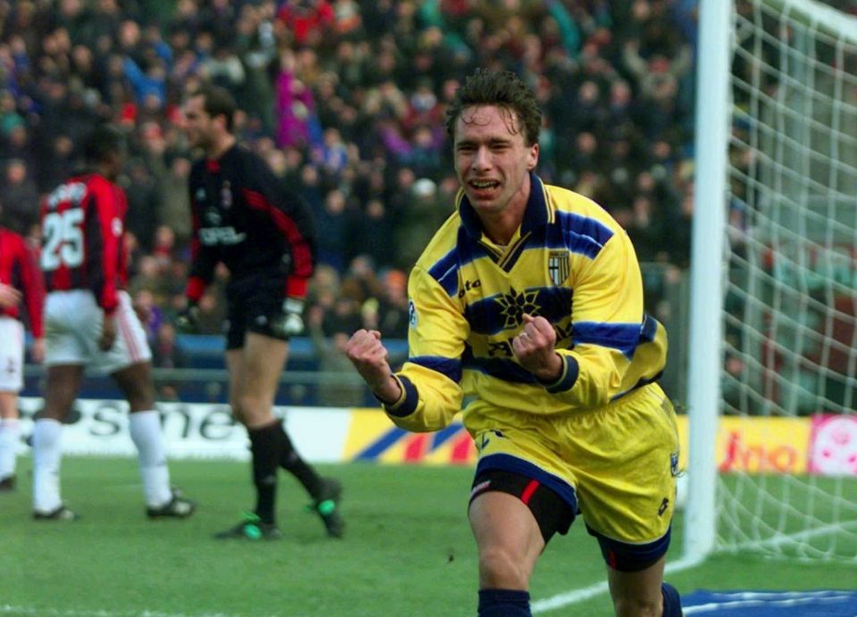 Serie A 1998 99   Parma vs Milan   Enrico Chiesa 960x691 - «Նրանք հայր ու որդի են, բայց գրեթե աղերս չունեն միմյանց հետ». Ինչպես են Կյեզաները փրկել/փրկում Ռոբերտո Մանչինիի մարզչական կարիերան