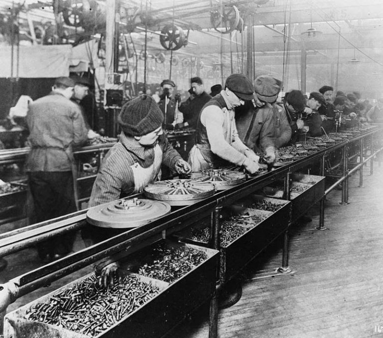 Ford assembly line   1913 768x678 1 - Մեխանիկ դարձած ֆերմերը. Հենրի Ֆորդի հաջողության պատմությունը