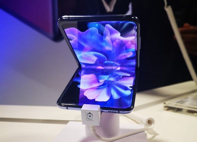 galaxy z flip smartphone flex mode folded - Samsung-ի հաջողության պատմությունը. մթերային խանութից մինչև տեխնոլոգիական հսկա