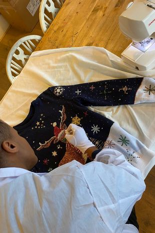 0 SWNS EXPENSIVE XMASJUMPER 012 - Բրիտանացի նկարիչը ստեղծել է ամենաթանկ Սուրբ Ծննդյան սվիտերը