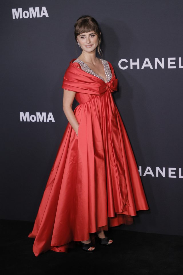 gettyimages 1359048145 640x960 1 - Կարմիր զգեստ՝ Chanel-ից. 47-ամյա Պենելոպե Կրուսը ներկայացել է նոր լուքով